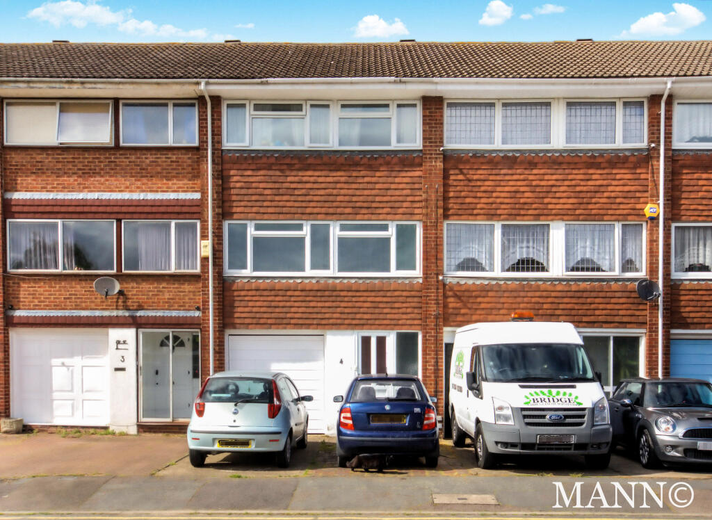 4 bed Mid Terraced House for rent in Swanley. From Mann - Swanley