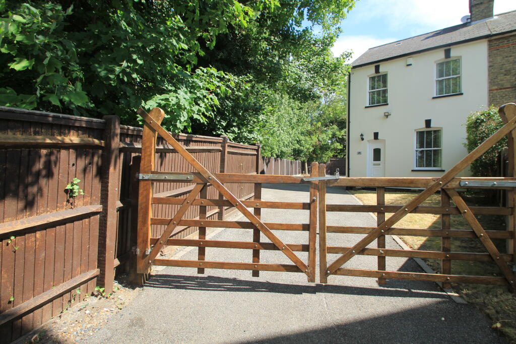 3 bed Semi Detached for rent in Swanley. From Mann - Swanley 3 bed Semi Detached for rent in Swanley. From Mann - Swanley