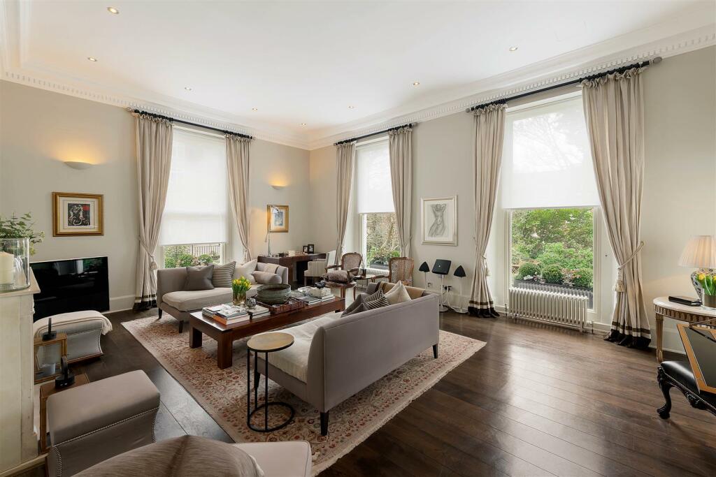 3 bed Apartment for rent in Kensington. From Mark Tunstall Property