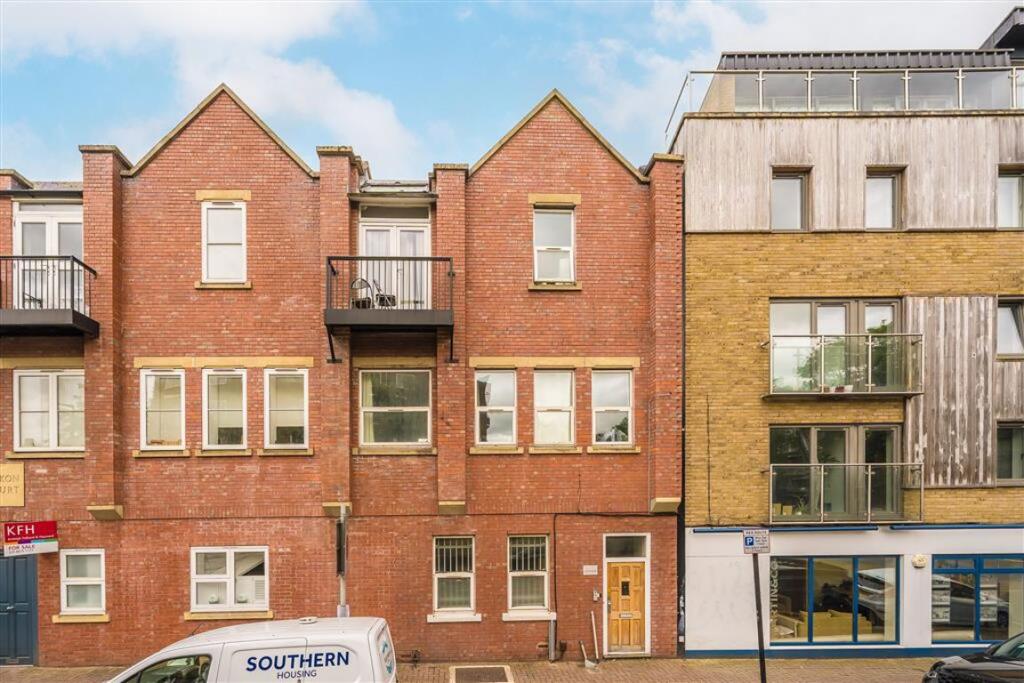 2 bed 1st Floor Flat for rent in Clapham. From Marsh & Parsons - Balham & Clapham South