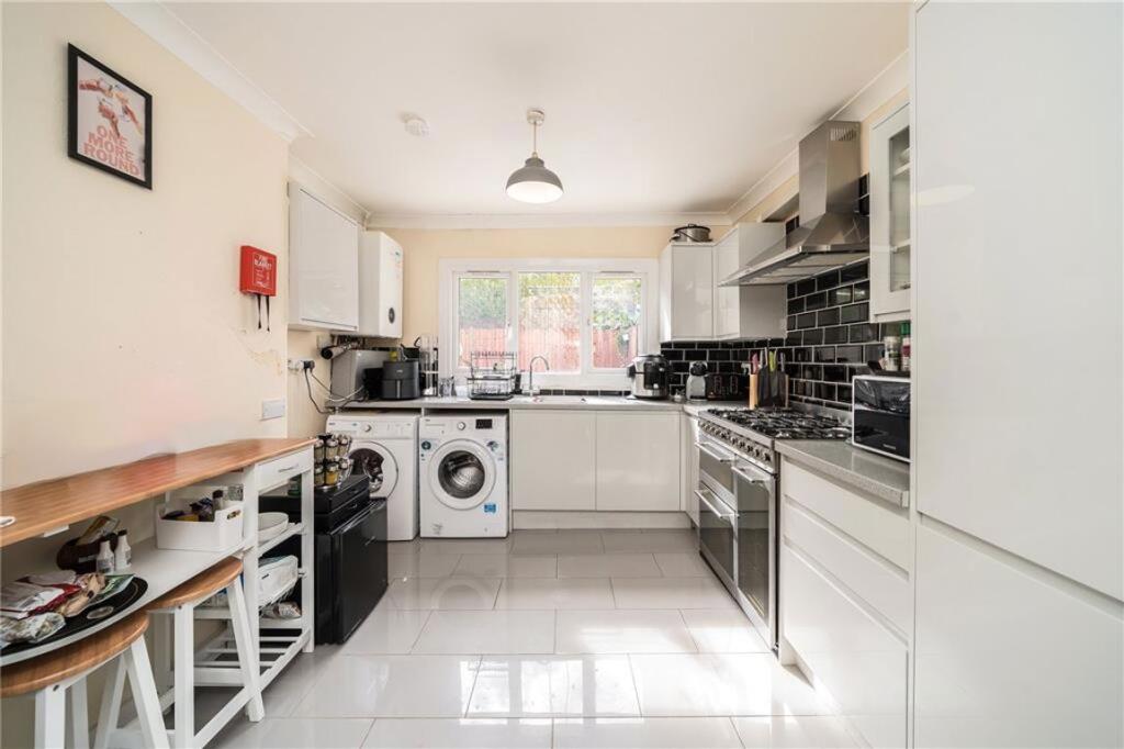 7 bed Mid Terraced House for rent in Clapham. From Marsh & Parsons - Balham & Clapham South 7 bed Mid Terraced House for rent in Clapham. From Marsh & Parsons - Balham & Clapham South