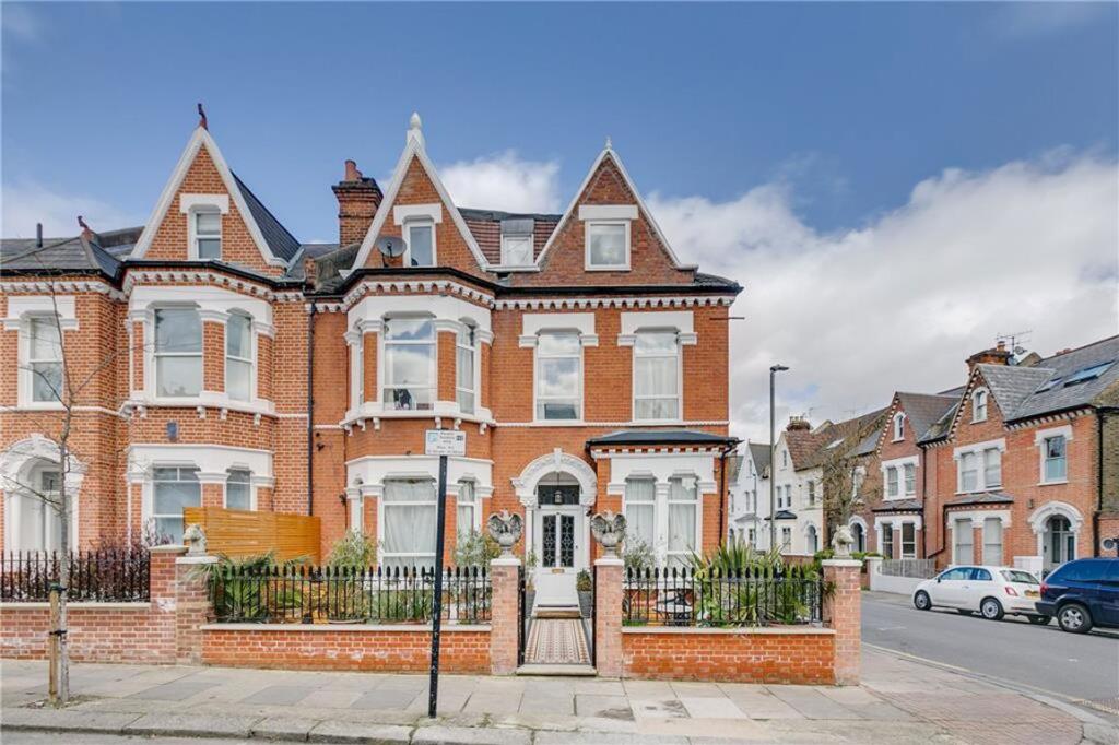 2 bed 1st Floor Flat for rent in Wandsworth. From Marsh & Parsons - Balham & Clapham South