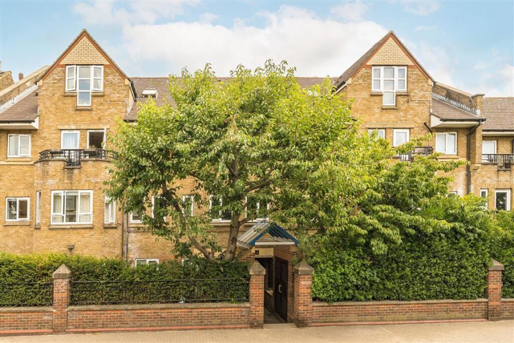 2 bed 1st Floor Flat for rent in London. From Marsh & Parsons - Balham & Clapham South