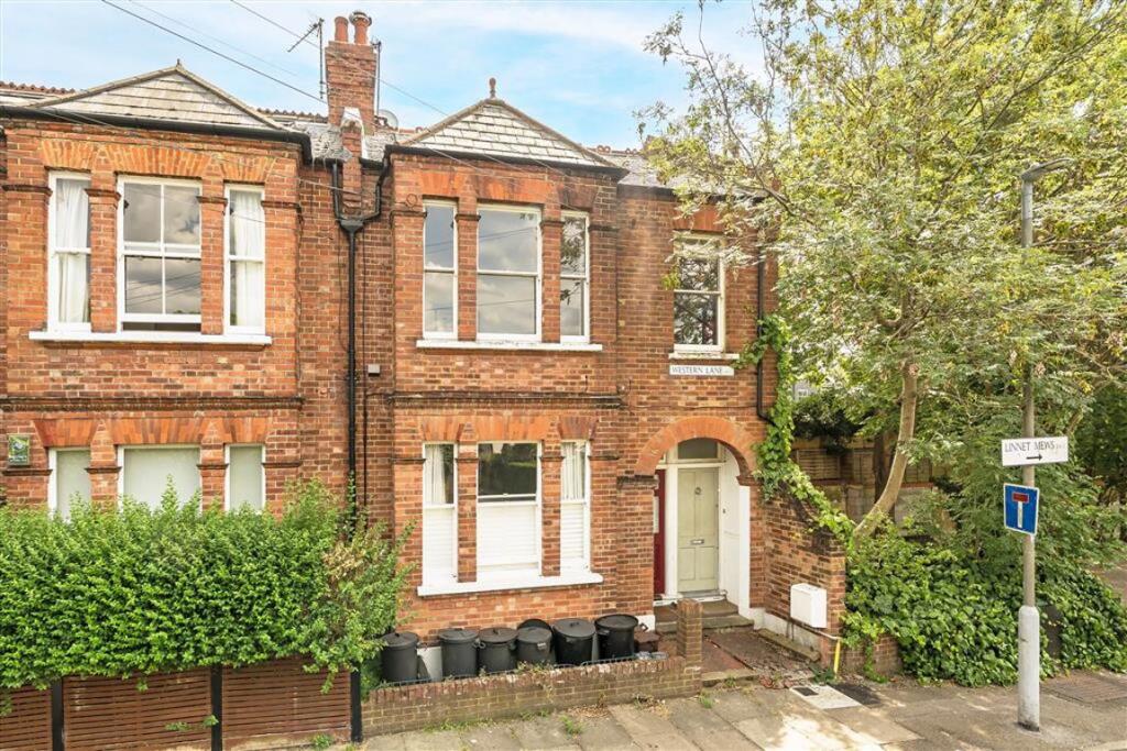 2 bed Annexe for rent in Clapham. From Marsh & Parsons - Balham & Clapham South
