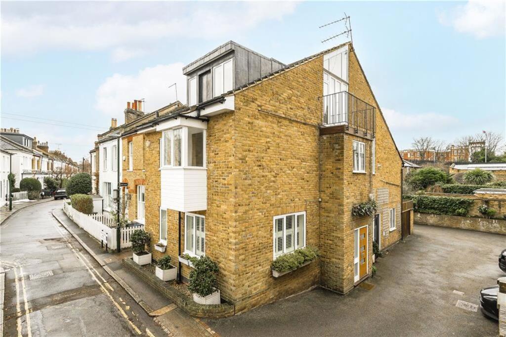 3 bed Detached for rent in London. From Marsh & Parsons - Barnes & East Sheen 3 bed Detached for rent in London. From Marsh & Parsons - Barnes & East Sheen