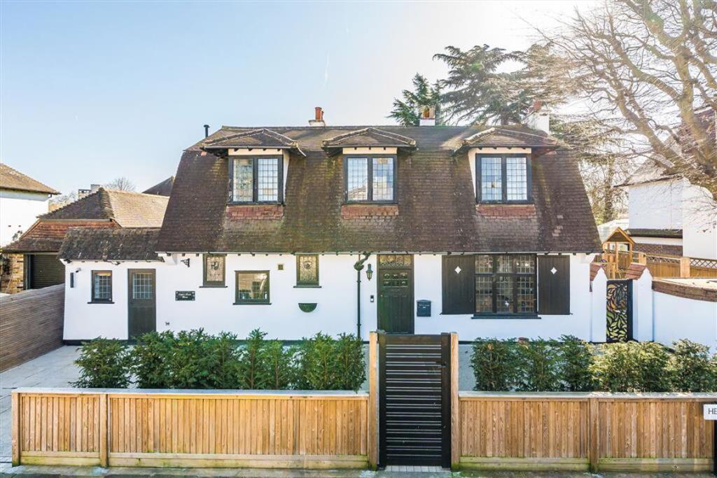 4 bed Detached for rent in Barnes. From Marsh & Parsons - Barnes & East Sheen 4 bed Detached for rent in Barnes. From Marsh & Parsons - Barnes & East Sheen