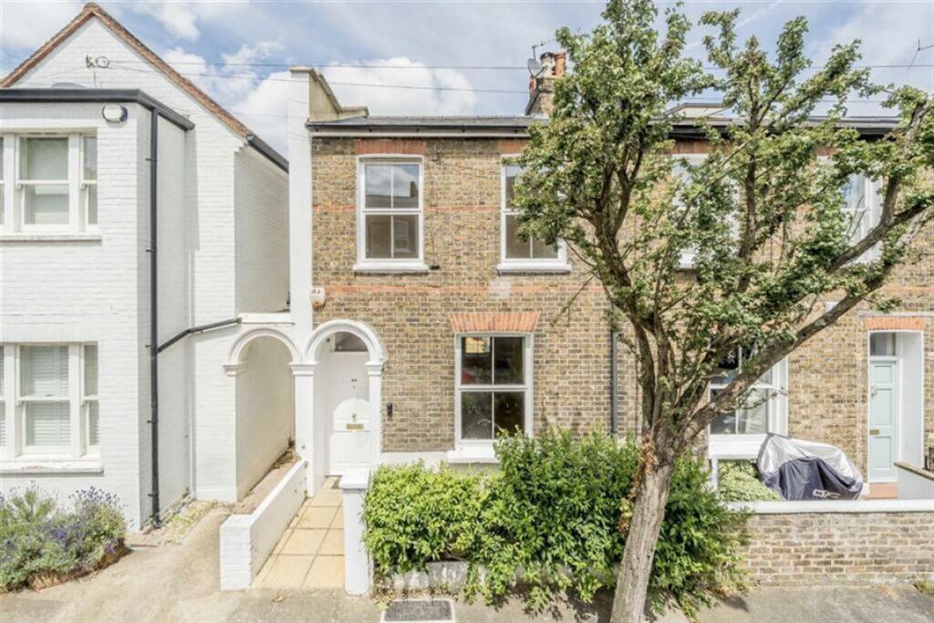 2 bed Detached for rent in London. From Marsh & Parsons - Barnes & East Sheen