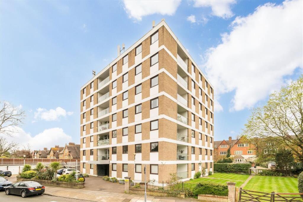 3 bed 1st Floor Flat for rent in London. From Marsh & Parsons - Barnes & East Sheen
