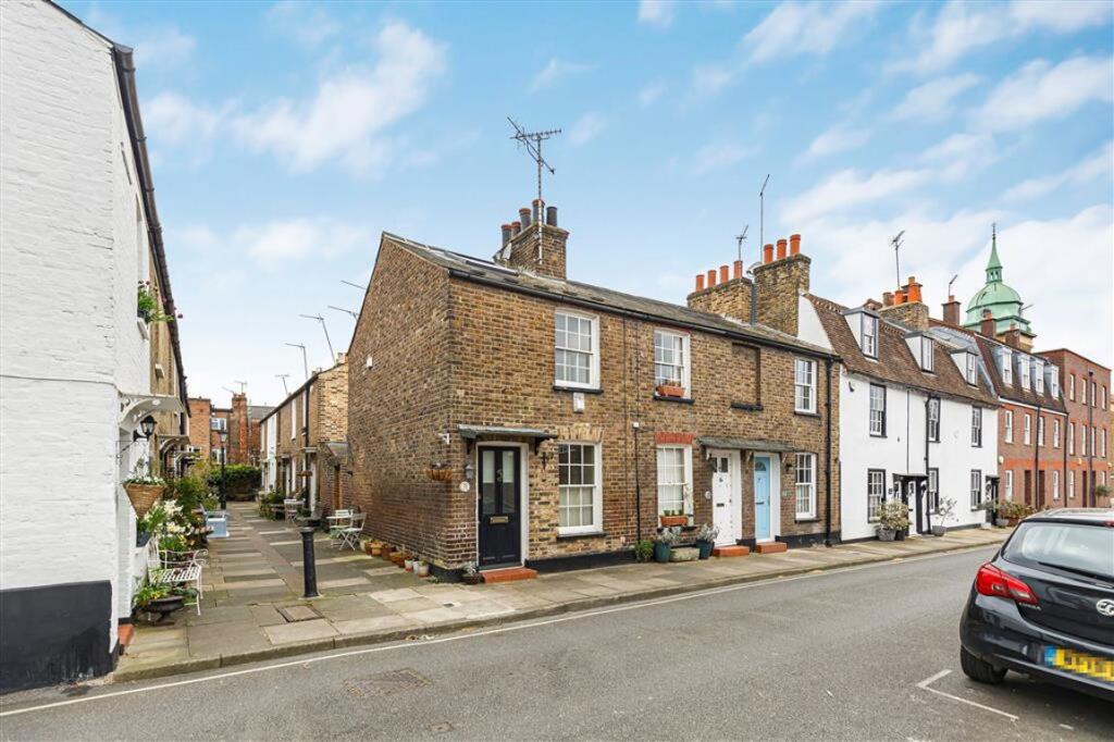 2 bed Mid Terraced House for rent in Richmond. From Marsh & Parsons - Barnes & East Sheen