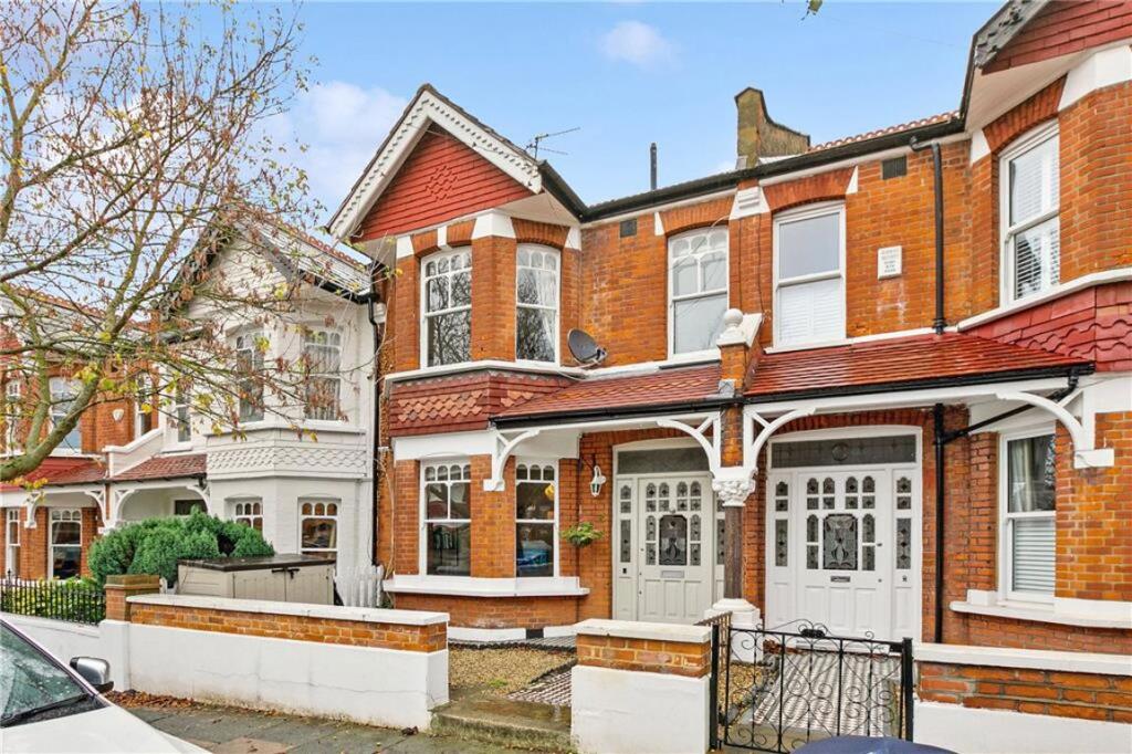 4 bed Detached for rent in Barnes. From Marsh & Parsons - Barnes & East Sheen 4 bed Detached for rent in Barnes. From Marsh & Parsons - Barnes & East Sheen