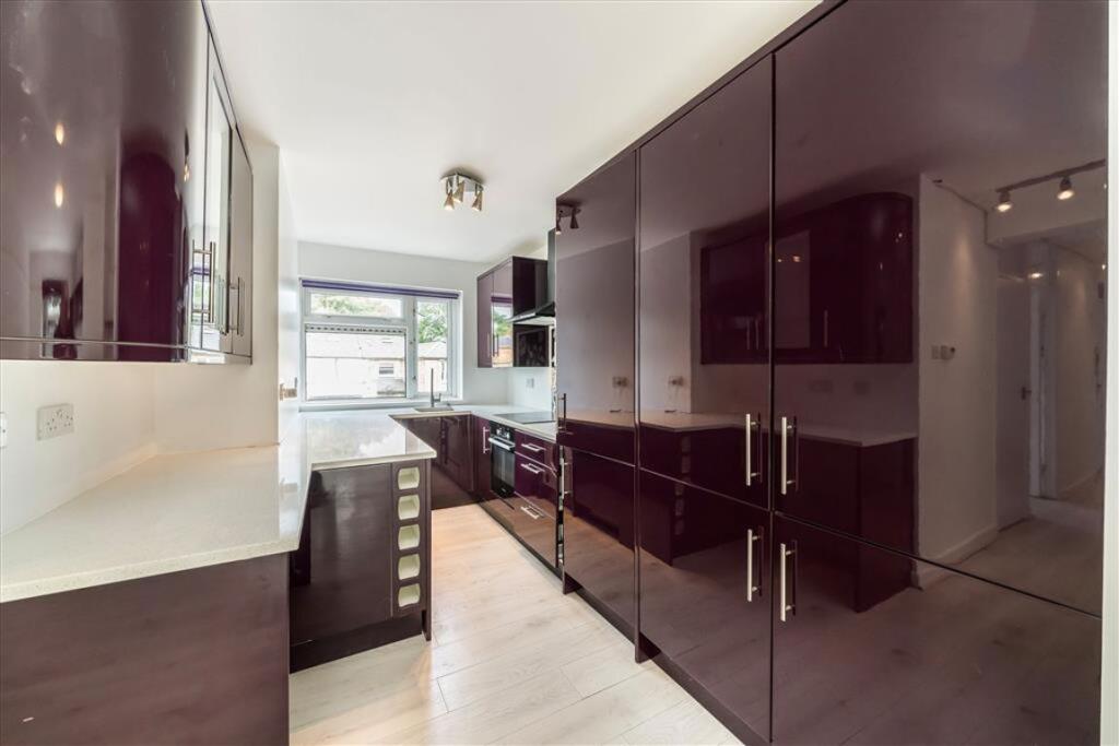 3 bed 1st Floor Flat for rent in Barnes. From Marsh & Parsons - Barnes & East Sheen