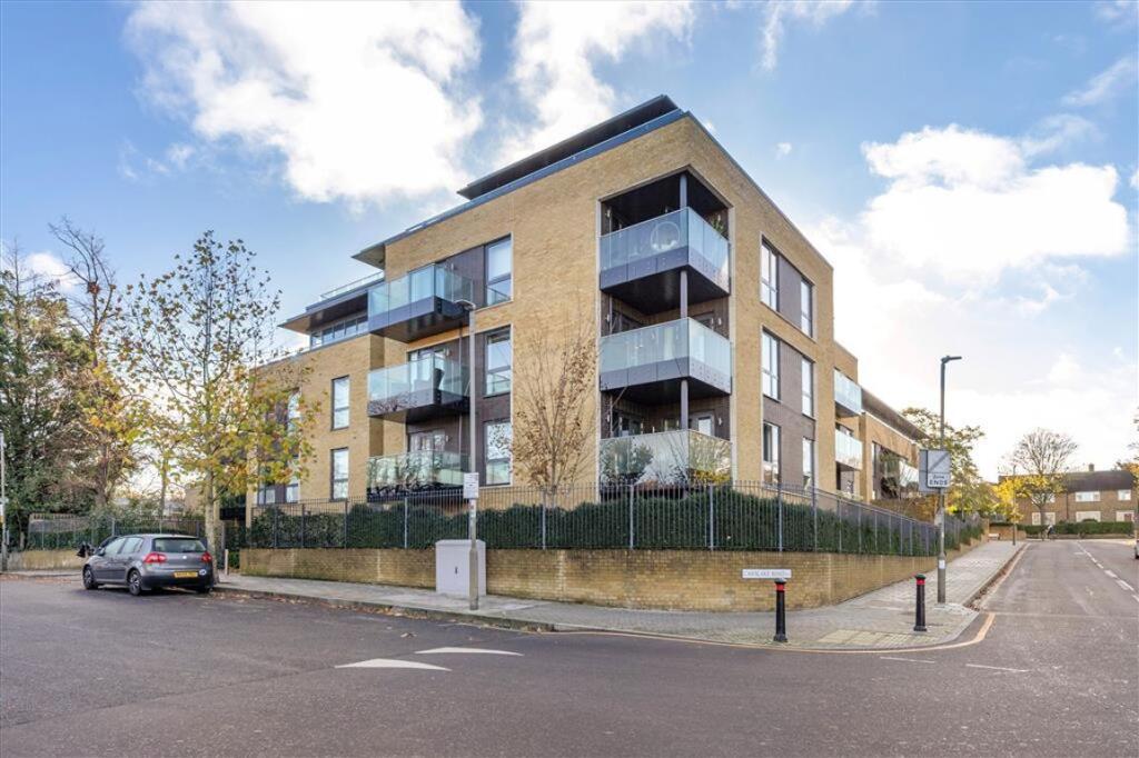 2 bed 1st Floor Flat for rent in Putney. From Marsh & Parsons - Barnes & East Sheen 2 bed 1st Floor Flat for rent in Putney. From Marsh & Parsons - Barnes & East Sheen