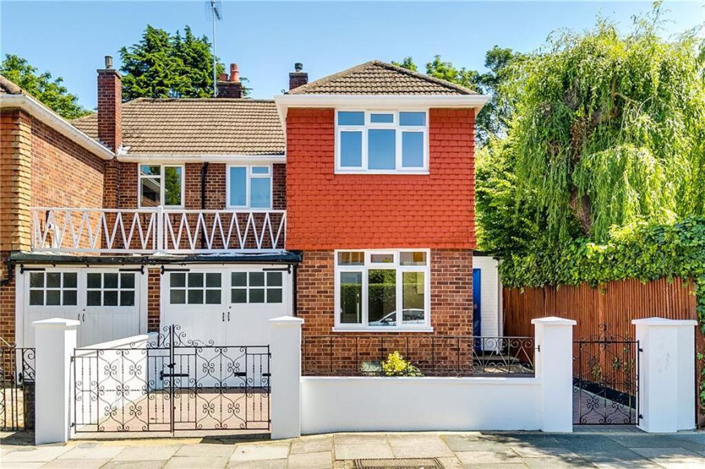 3 bed Detached for rent in Barnes. From Marsh & Parsons - Barnes & East Sheen