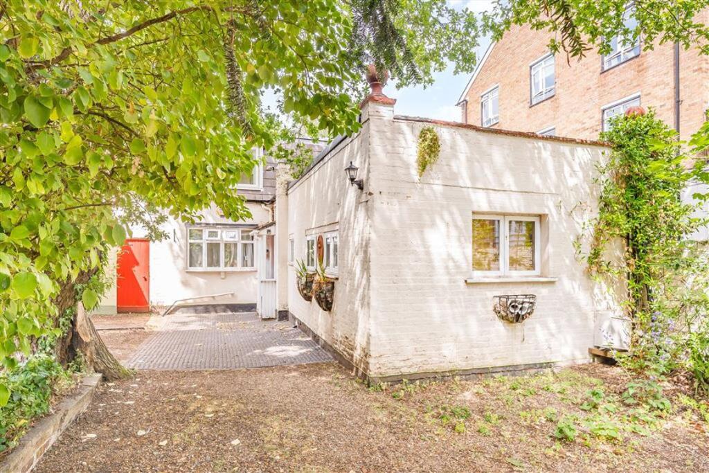 4 bed Detached for rent in Barnes. From Marsh & Parsons - Barnes & East Sheen 4 bed Detached for rent in Barnes. From Marsh & Parsons - Barnes & East Sheen