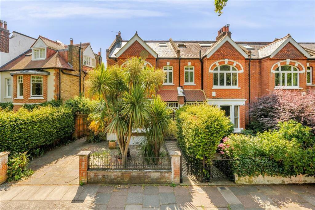 4 bed Detached for rent in Barnes. From Marsh & Parsons - Barnes & East Sheen