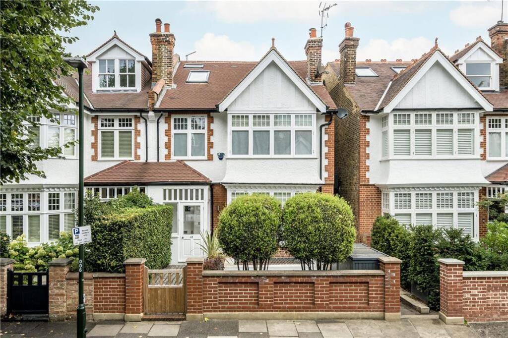 6 bed Detached for rent in Barnes. From Marsh & Parsons - Barnes & East Sheen 6 bed Detached for rent in Barnes. From Marsh & Parsons - Barnes & East Sheen