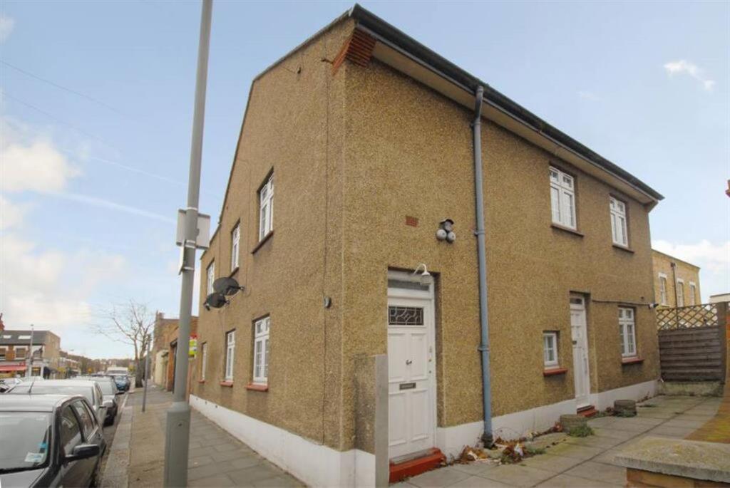 3 bed 1st Floor Flat for rent in Putney. From Marsh & Parsons - Barnes & East Sheen 3 bed 1st Floor Flat for rent in Putney. From Marsh & Parsons - Barnes & East Sheen