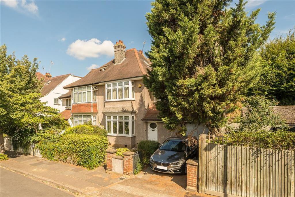 4 bed Detached for rent in Barnes. From Marsh & Parsons - Barnes & East Sheen 4 bed Detached for rent in Barnes. From Marsh & Parsons - Barnes & East Sheen