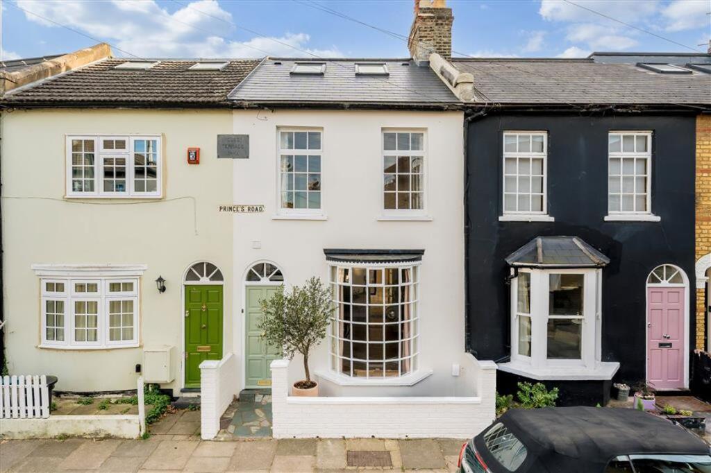 3 bed Mid Terraced House for rent in Barnes. From Marsh & Parsons - Barnes & East Sheen