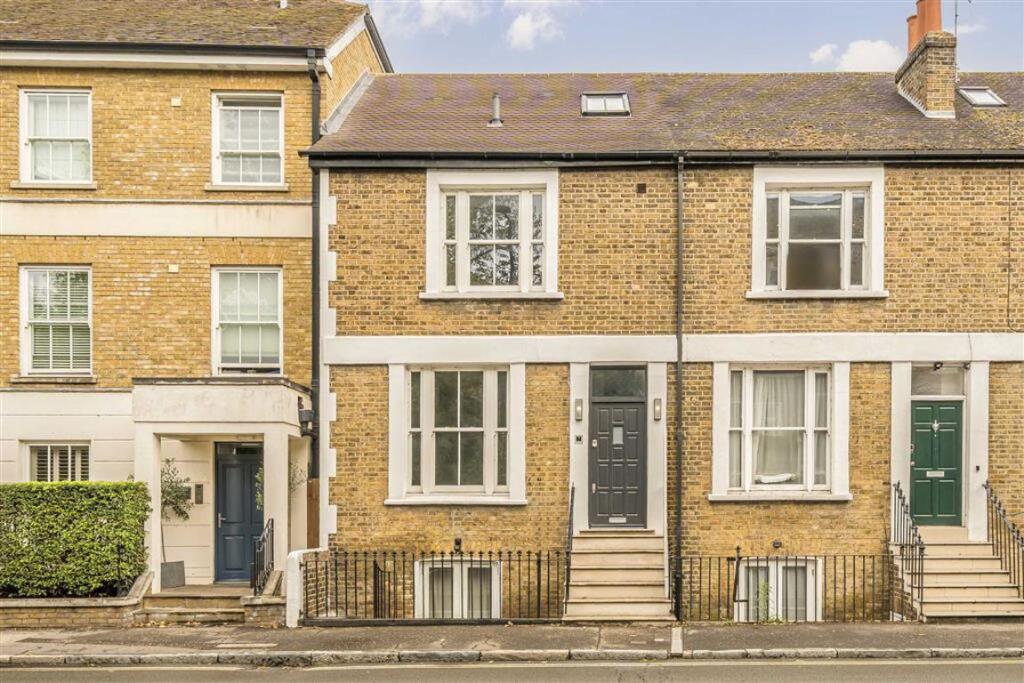 4 bed Detached for rent in Barnes. From Marsh & Parsons - Barnes & East Sheen 4 bed Detached for rent in Barnes. From Marsh & Parsons - Barnes & East Sheen