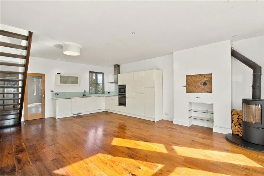 3 bed 1st Floor Flat for rent in Barnes. From Marsh & Parsons - Barnes & East Sheen