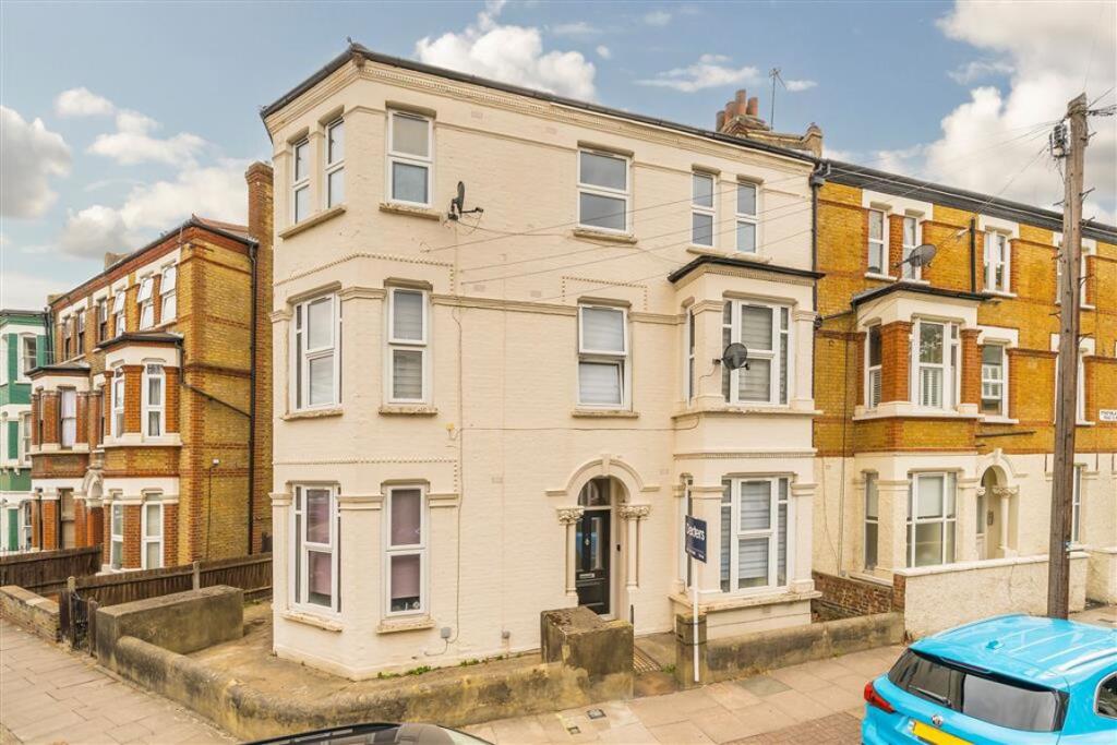 2 bed 1st Floor Flat for rent in Battersea. From Marsh & Parsons - Battersea