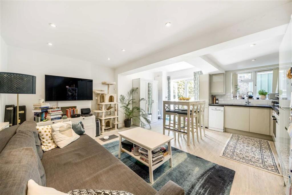 1 bed 1st Floor Flat for rent in Hammersmith. From Marsh & Parsons - Brook Green