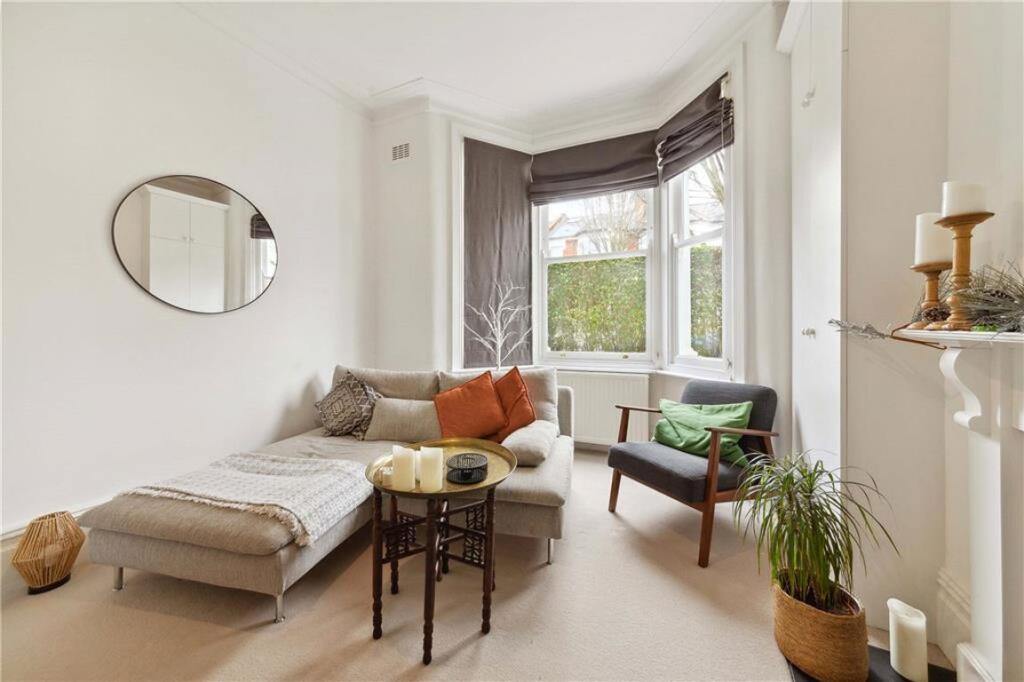 1 bed 1st Floor Flat for rent in Hammersmith. From Marsh & Parsons - Brook Green