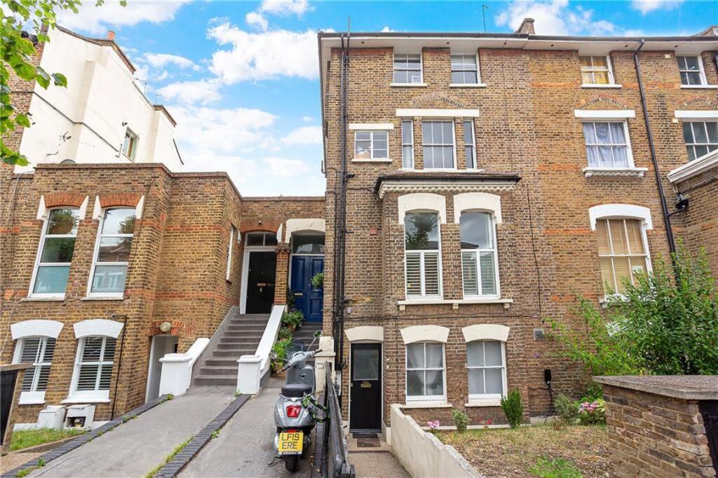 3 bed 1st Floor Flat for rent in Hammersmith. From Marsh & Parsons - Brook Green