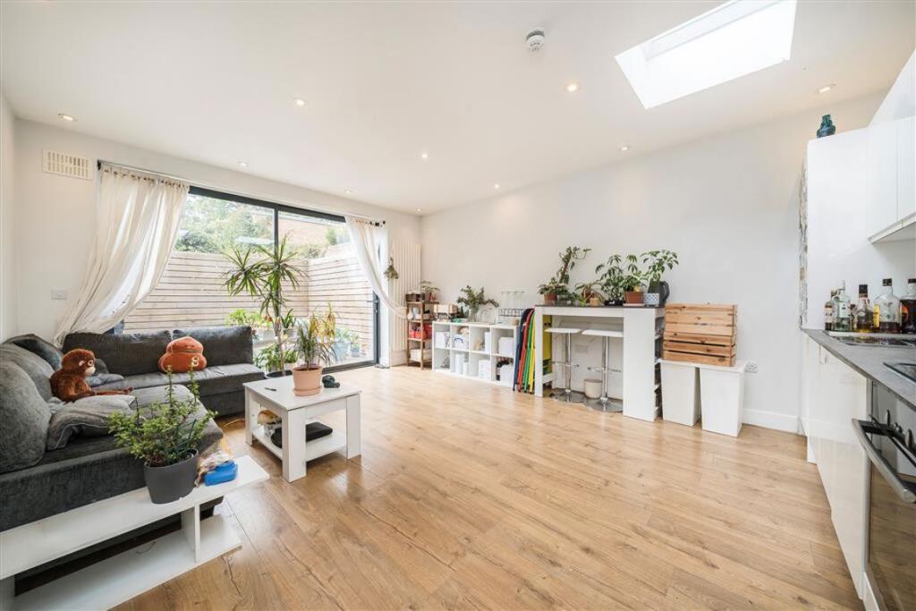 2 bed 1st Floor Flat for rent in London. From Marsh & Parsons - Brook Green