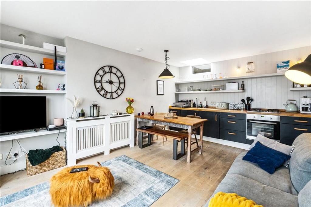 2 bed 1st Floor Flat for rent in Hammersmith. From Marsh & Parsons - Brook Green