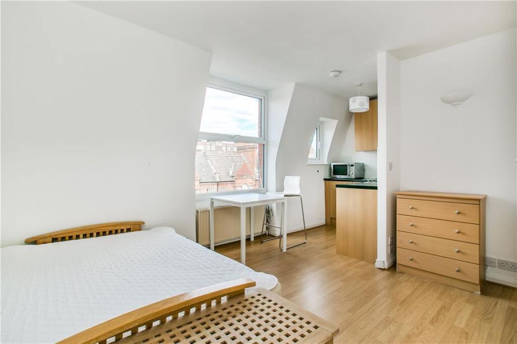 4 bed 1st Floor Flat for rent in Hammersmith. From Marsh & Parsons - Brook Green