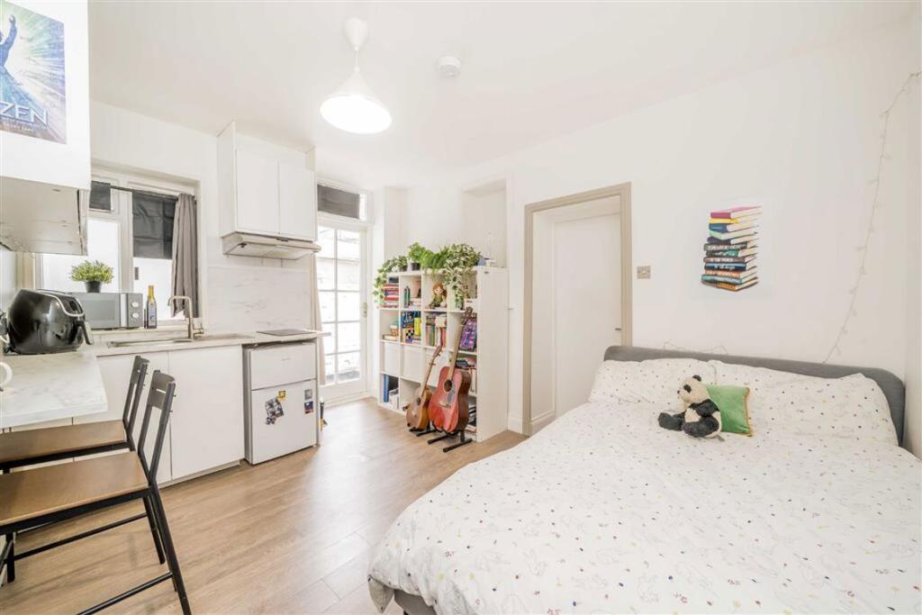 1 bed 1st Floor Flat for rent in Kensington. From Marsh & Parsons - Brook Green