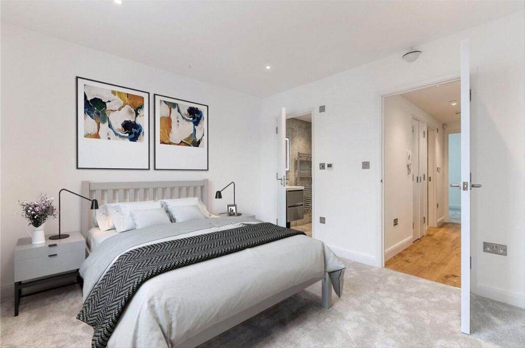 5 bed Mid Terraced House for rent in London. From Marsh and Parsons - Earls Court