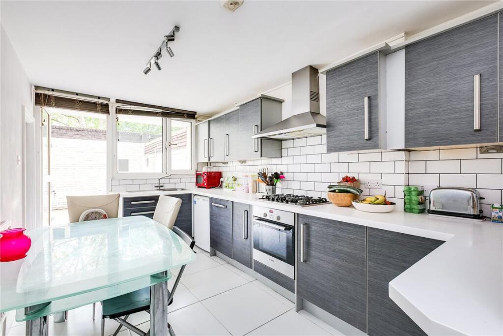 3 bed 1st Floor Flat for rent in Chelsea. From Marsh and Parsons - Earls Court