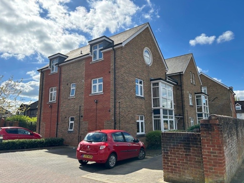 2 bed 1st Floor Flat for rent in Horsham. From Martin & Co - Horsham