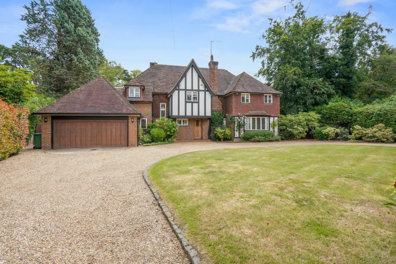 6 bed Detached House for rent in Weybridge. From Martin & Wheatley