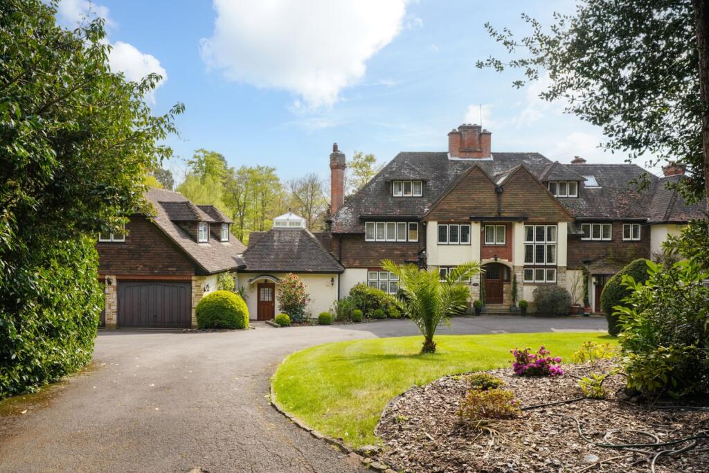 5 bed Semi-Detached House for rent in Weybridge. From Martin & Wheatley