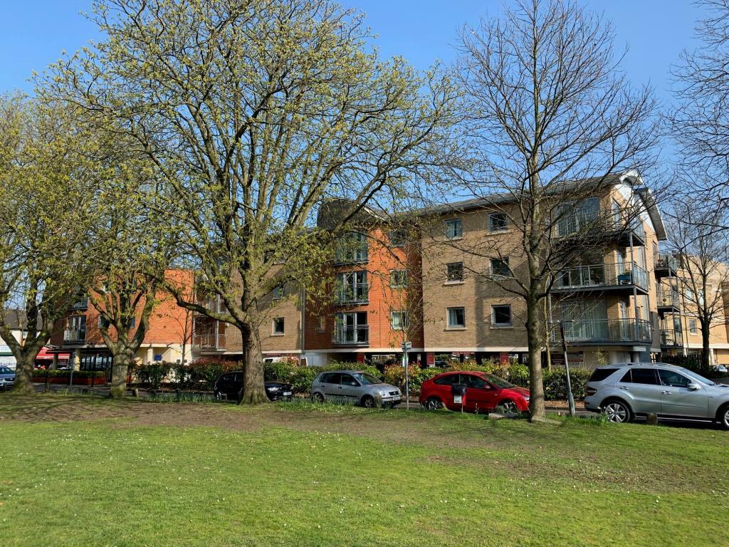 2 bed Apartment for rent in Walton-on-Thames. From Martin & Wheatley