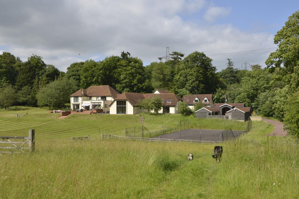 4 bed Detached for rent in New Town. From Martin and Wheatley - Weybridge Lettings 4 bed Detached for rent in New Town. From Martin and Wheatley - Weybridge Lettings