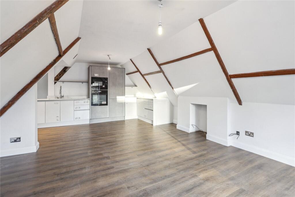 2 bed Penthouse for rent in Weybridge. From Martin and Wheatley - Weybridge Lettings