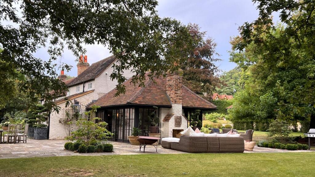 5 bed Detached for rent in Burwood Park. From Martin and Wheatley - Weybridge Lettings