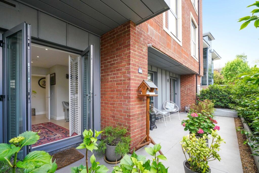 1 bed Apartment for rent in Weybridge. From Martin and Wheatley - Weybridge Lettings