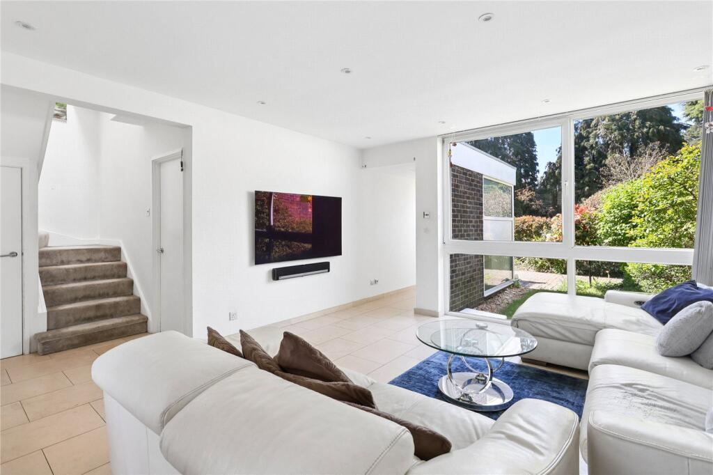 4 bed Mid Terraced House for rent in Weybridge. From Martin and Wheatley - Weybridge Lettings