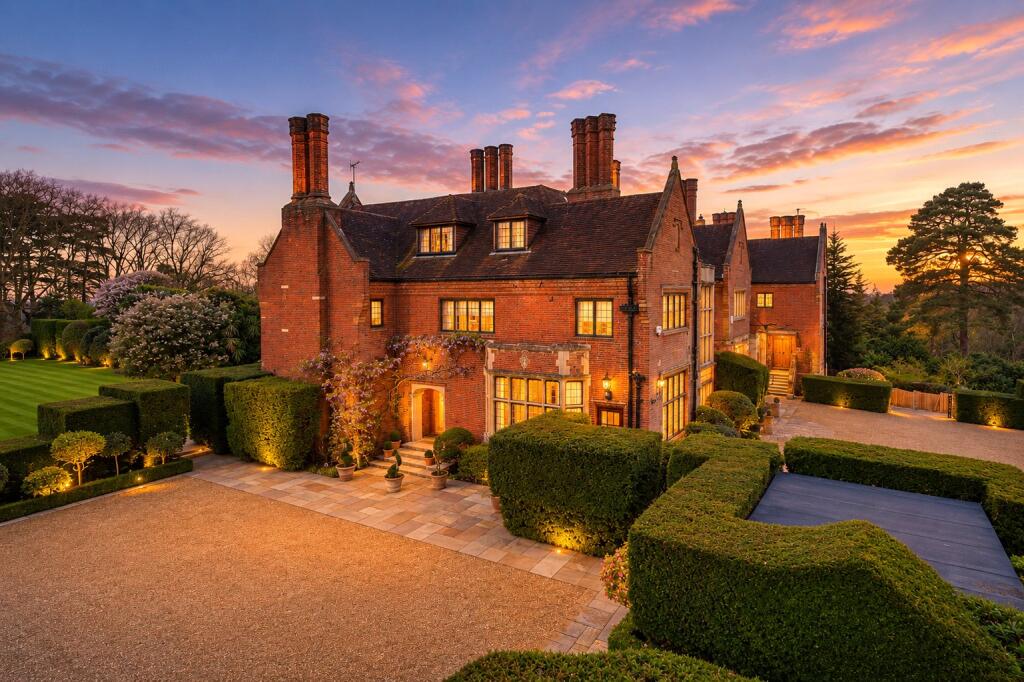 5 bed Semi Detached for rent in Weybridge. From Martin and Wheatley - Weybridge Lettings 5 bed Semi Detached for rent in Weybridge. From Martin and Wheatley - Weybridge Lettings