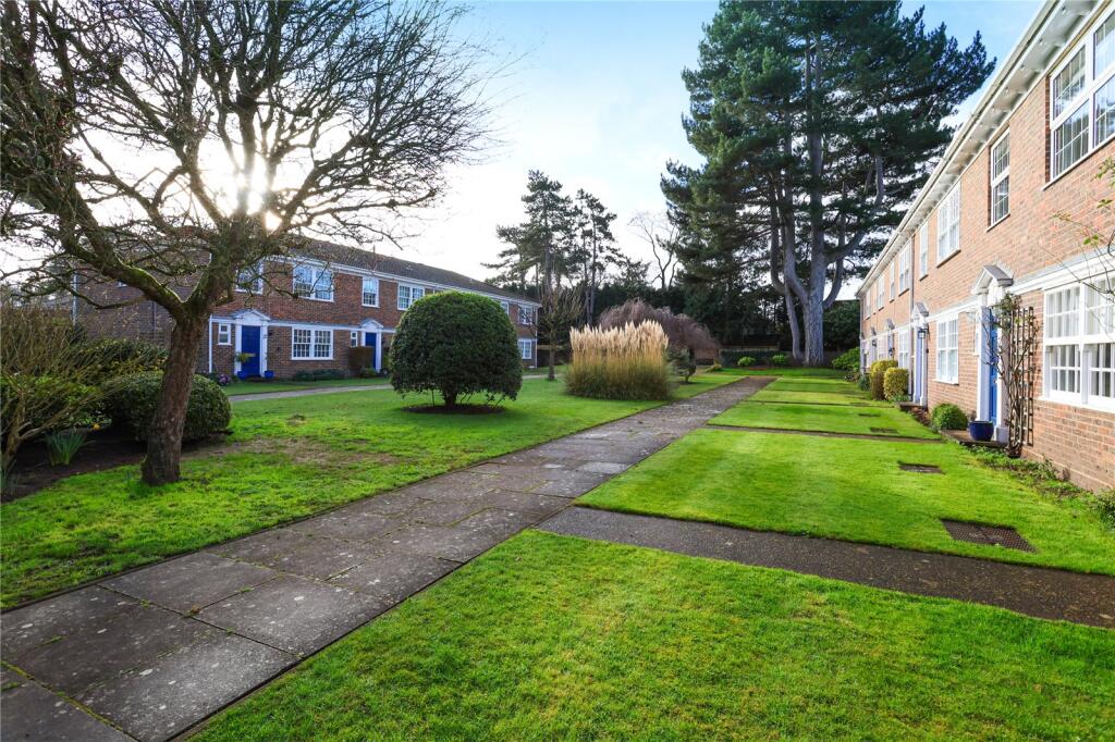 4 bed Mid Terraced House for rent in Weybridge. From Martin and Wheatley - Weybridge Lettings