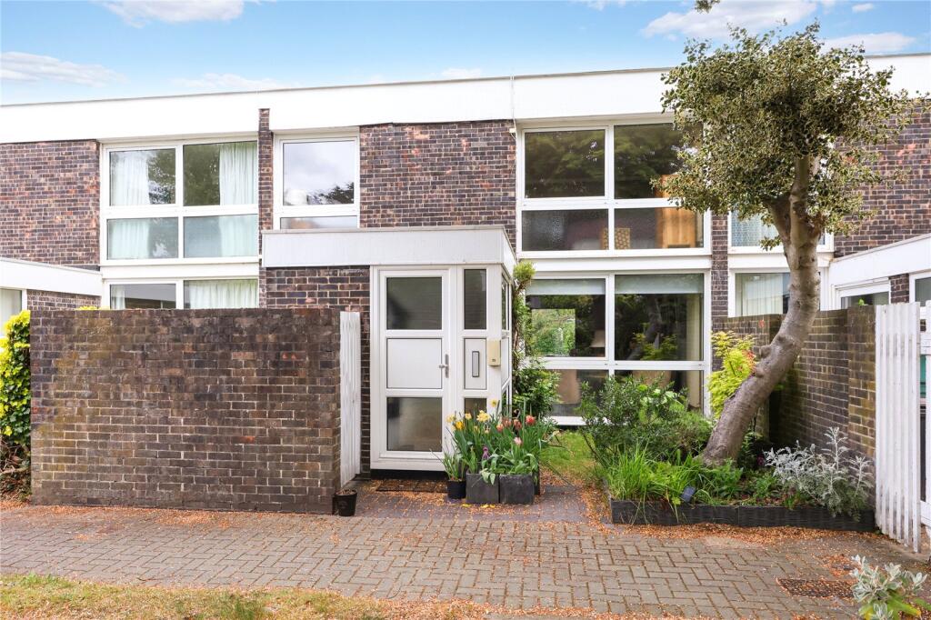 3 bed Mid Terraced House for rent in Weybridge. From Martin and Wheatley - Weybridge Lettings