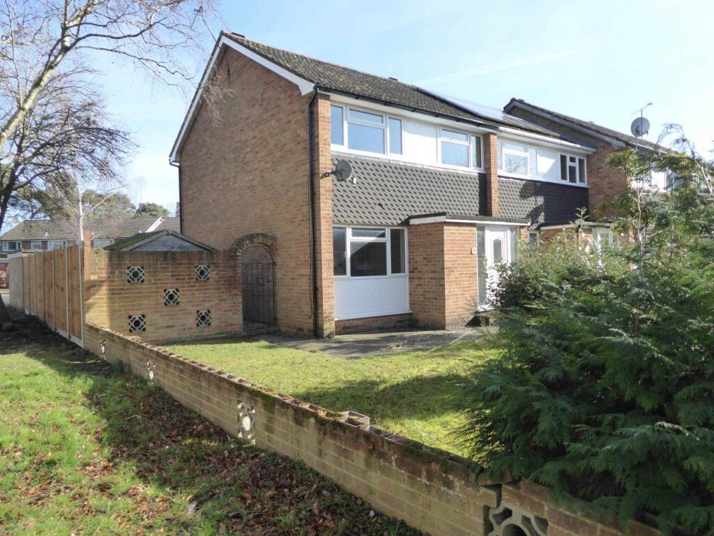 3 bed Detached House for rent in Woodley. From Martyn Russell