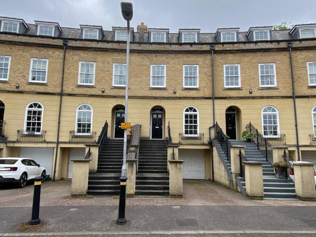 4 bed Town House for rent in Reading. From Martyn Russell Property Services - Reading