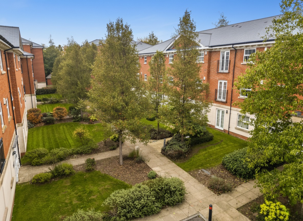 2 bed 1st Floor Flat for rent in Greenham. From Martyn Russell Property Services - Reading